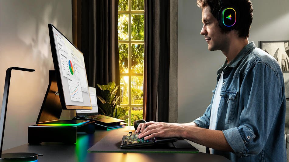 Razer Pro Type Ergo 4 Razer Introduces The Pro Type Ergo: Split Ergonomics, Untethered Performance